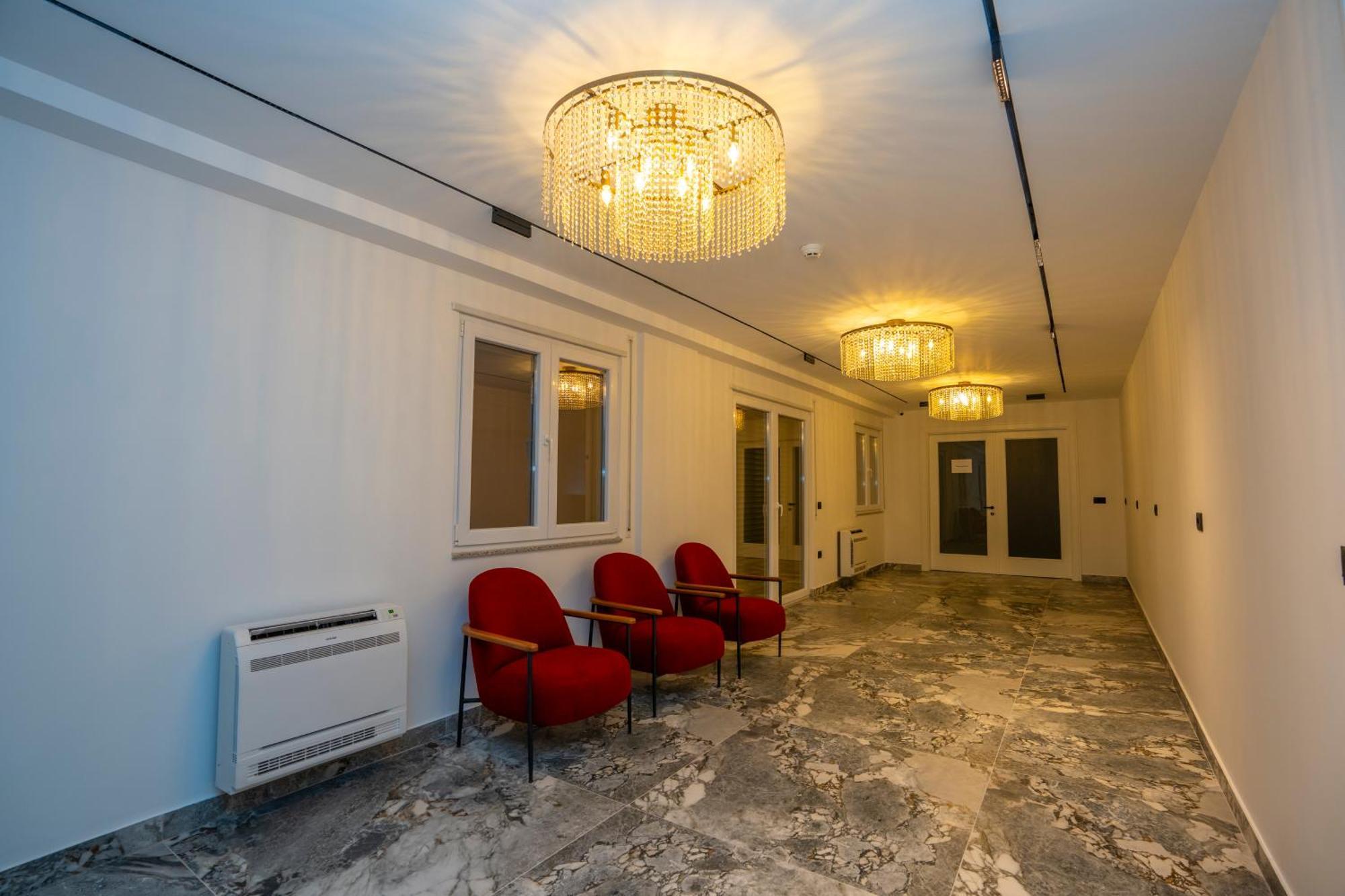 Hotel Mozart Shkoder Bagian luar foto