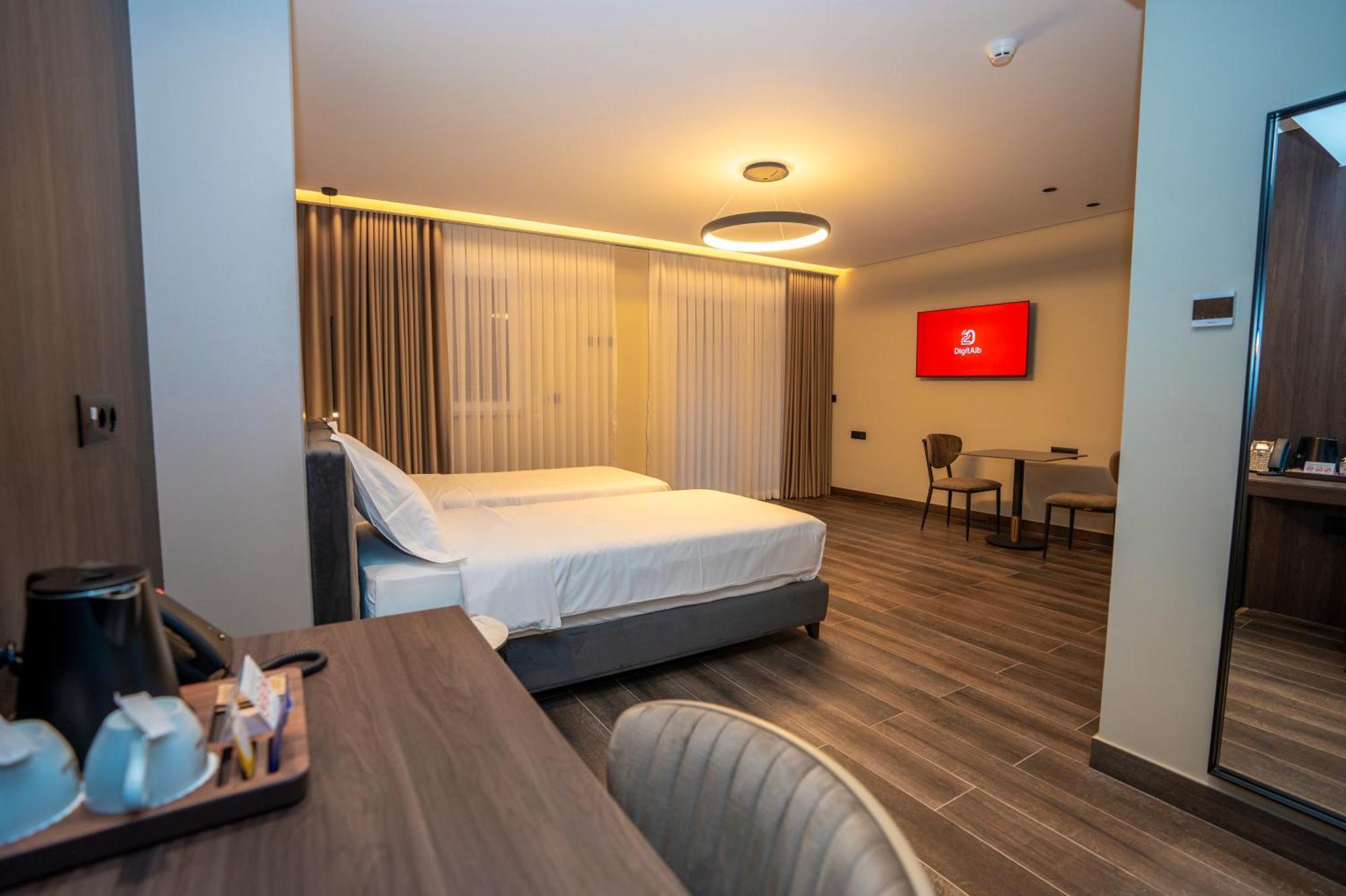 Hotel Mozart Shkoder Bagian luar foto