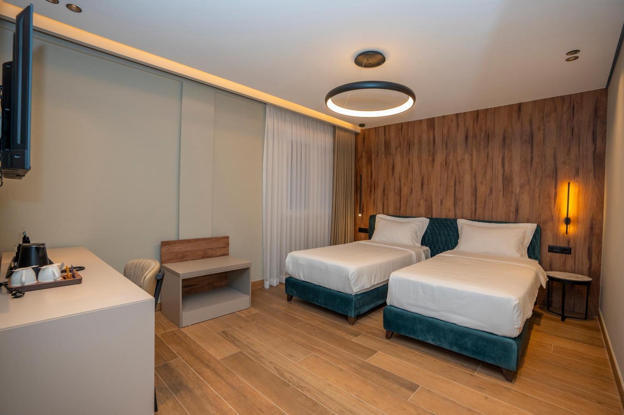 Hotel Mozart Shkoder Bagian luar foto